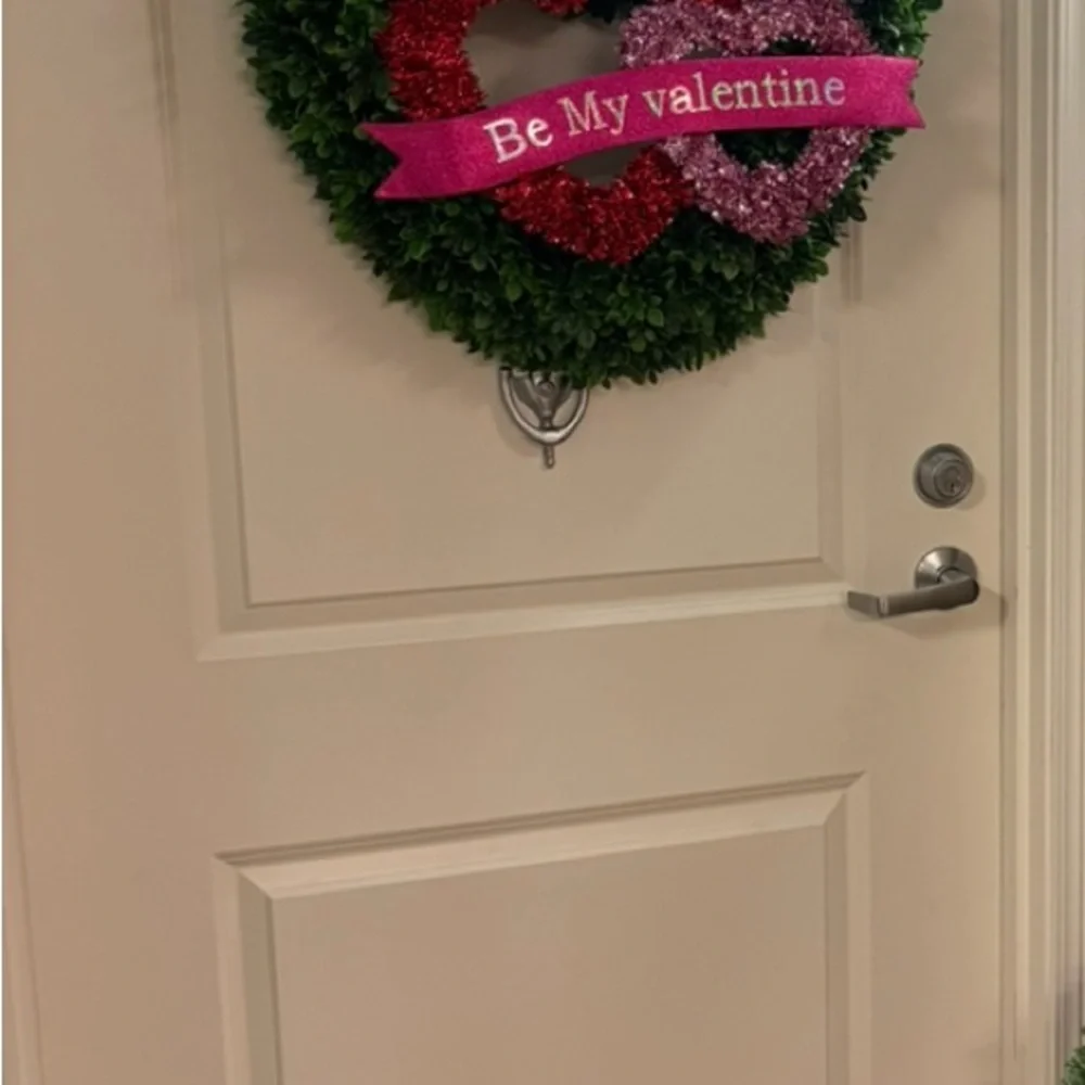 Martha Stewart Home Heart-Shaped Green Boxwood indoor/ outdoor Wreath NWT